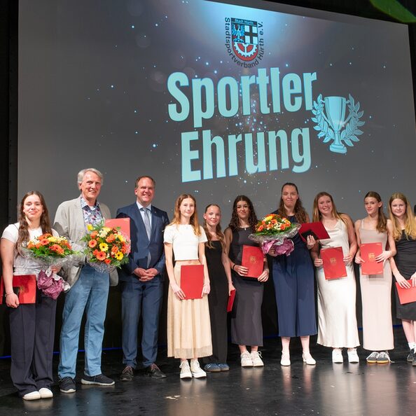 Bürgermeister Dirk Breuer (4. von links) und Hans-Josef Lang (Ortsvorsteher von Hermülheim und Kalscheuren, rechts außen) mit den Preisträgerinnen und Preisträgern der diesjährigen Sportlerehrung.