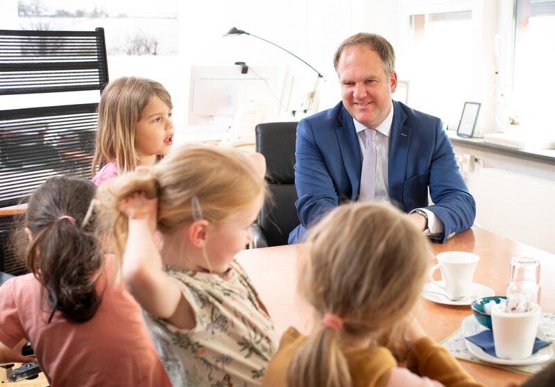 Bürgermeister Dirk Breuer im Gespräch mit den Vorschulkindern der Kita Löwenstein.