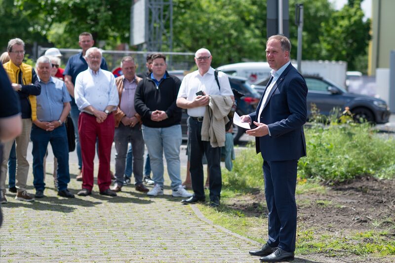 Bürgermeister Dirk Breuer hält eine Rede beim Spatenstich an der Friedrich-Ebert-Realschule.