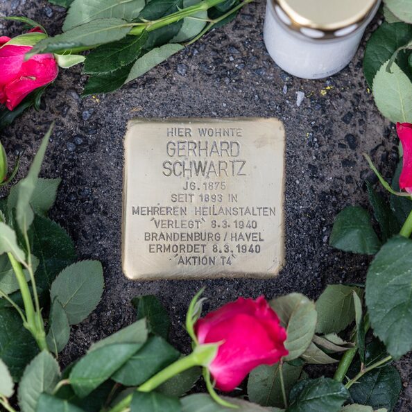 Der Stolperstein zum Gedenken an Gerhard Schwartz in der Rodderstraße 23, Hürth-Stotzheim.
