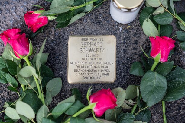 Der Stolperstein zum Gedenken an Gerhard Schwartz in der Rodderstraße 23, Hürth-Stotzheim.