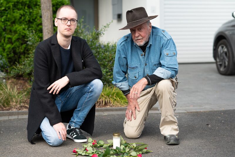 Der Künstler Gunter Demnig (rechts), der die Stolpersteine zur Erinnerung an Opfer in der Zeit des Nationalsozialismus verlegt, mit Kristofer Herbers, einem Familienangehörigen von Gerhard Schwartz.