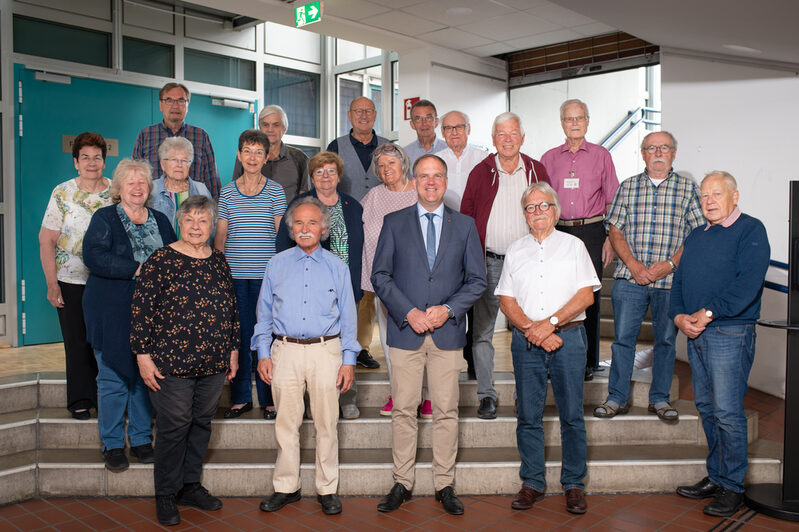 Bürgermeister Dirk Breuer vorne in der Mitte, umringt von den Vertreterinnen und Vertretern der Seniorenbeiräte des Rhein-Erft-Kreises sowie Norbert Gräfen (hinten, 2. v. r.), dem Vorsitzenden des Seniorenbeirats Hürth.