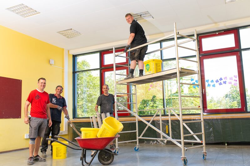 Umfassende Arbeiten, wie hier in einem Klassenraum der Bodelschwingh-Schule, werden während der Sommerferien in städtischen Gebäuden ausgeführt.