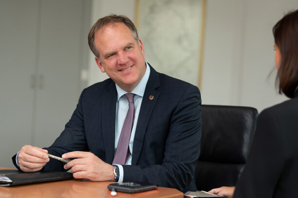 Bürgermeister Dirk Breuer im Gespräch.