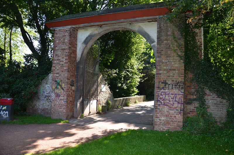 Tor im Burgpark Hermülheim