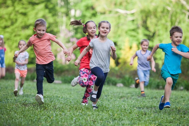 Kinder laufen und spielen.