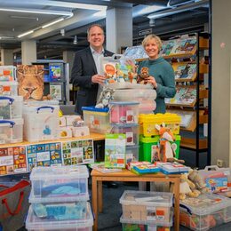 Bürgermeister Dirk Breuer und Barbara Hoevels, Leiterin der Hürther Stadtbücherei, mit einigen Gegenständen, die nun in der „Bibliothek der Dinge“ ausgeliehen werden können.