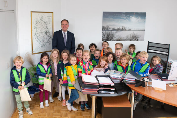 Bürgermeister Dirk Breuer mit den Kita-Kids im Dienstzimmer