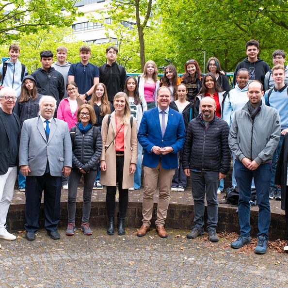 Fürs Gruppenfoto versammelten sich die Teilnehmerinnen und Teilnehmer des Schüleraustauschs mit ihren Lehrerinnen und Lehrern mit Bürgermeister Dirk Breuer vor dem Bürgerhaus.
