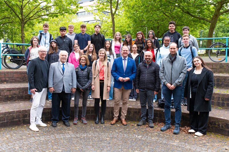 Fürs Gruppenfoto versammelten sich die Teilnehmerinnen und Teilnehmer des Schüleraustauschs mit ihren Lehrerinnen und Lehrern mit Bürgermeister Dirk Breuer vor dem Bürgerhaus.